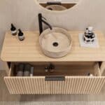 Rundes hängendes Badezimmermöbel 120 cm aus Natureiche mit Riffelfront, Eichenholzplatte und beige Marmoroptik-Becken