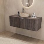 Rundes wandhängendes Badezimmermöbel 120 cm aus dunkler Eiche mit Riffelfront und beige Marmoroptik-Becken