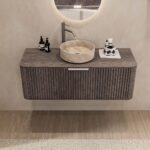 Rundes wandhängendes Badezimmermöbel 120 cm aus dunkler Eiche mit Riffelfront und beige Marmoroptik-Becken
