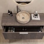 Rundes wandhängendes Badezimmermöbel 120 cm aus dunkler Eiche mit Riffelfront und beige Marmoroptik-Becken