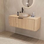 Rundes hängendes Badezimmermöbel 120 cm aus Natureiche mit glatter Front, Eichenholzplatte und beige Marmoroptik-Becken