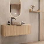 Rundes hängendes Badezimmermöbel 120 cm aus Natureiche mit glatter Front, Eichenholzplatte und beige Marmoroptik-Becken