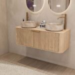 Rundes hängendes Badmöbel 120 cm aus Natureiche mit Riffelfront, Eichenholzplatte und zwei beige Marmoroptik-Becken
