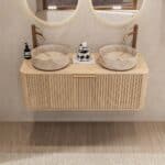 Rundes hängendes Badmöbel 120 cm aus Natureiche mit Riffelfront, Eichenholzplatte und zwei beige Marmoroptik-Becken