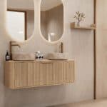 Rundes hängendes Badmöbel 120 cm aus Natureiche mit Riffelfront, Eichenholzplatte und zwei beige Marmoroptik-Becken