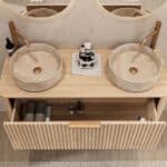 Rundes hängendes Badmöbel 120 cm aus Natureiche mit Riffelfront, Eichenholzplatte und zwei beige Marmoroptik-Becken