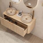 Rundes hängendes Badmöbel 120 cm aus Natureiche mit Riffelfront, Eichenholzplatte und zwei beige Marmoroptik-Becken
