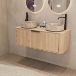 Rundes hängendes Badmöbel 120 cm aus Natureiche mit glatter Front, Eichenholzplatte und zwei beige Marmoroptik-Becken