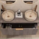 Rundes wandhängendes Badezimmermöbel 120 cm aus dunkler Eiche mit glatter Front und zwei beige Marmoroptik-Becken