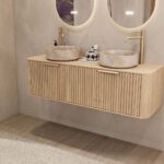 Rundes hängendes Badezimmermöbel 140 cm aus Natureiche mit Riffelfront, Eichenholzplatte und beige Marmoroptik-Becken