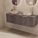 Rundes hängendes Badezimmermöbel 140 cm aus dunkler Eiche mit Riffelfront, Eichenholzplatte und beige Marmoroptik-Becken