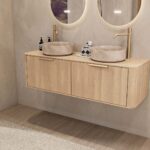 Rundes hängendes Badezimmermöbel 140 cm aus Natureiche mit glatter Front, Eichenholzplatte und beige Marmoroptik-Becken