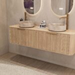 Rundes hängendes Badezimmermöbel 160 cm aus Natureiche mit Riffelfront, Eichenholzplatte und beige Marmoroptik-Becken