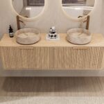 Rundes hängendes Badezimmermöbel 160 cm aus Natureiche mit Riffelfront, Eichenholzplatte und beige Marmoroptik-Becken