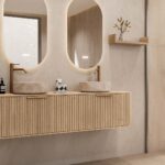 Rundes hängendes Badezimmermöbel 160 cm aus Natureiche mit Riffelfront, Eichenholzplatte und beige Marmoroptik-Becken