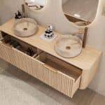 Rundes hängendes Badezimmermöbel 160 cm aus Natureiche mit Riffelfront, Eichenholzplatte und beige Marmoroptik-Becken