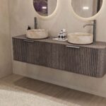Rundes hängendes Badezimmermöbel 160 cm aus dunkler Eiche mit Riffelfront, Eichenholzplatte und beige Marmoroptik-Becken