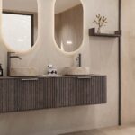Rundes hängendes Badezimmermöbel 160 cm aus dunkler Eiche mit Riffelfront, Eichenholzplatte und beige Marmoroptik-Becken