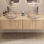 Rundes hängendes Badezimmermöbel 160 cm aus Natureiche mit glatter Front, Eichenholzplatte und beige Marmoroptik-Becken
