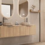 Rundes hängendes Badezimmermöbel 160 cm aus Natureiche mit glatter Front, Eichenholzplatte und beige Marmoroptik-Becken