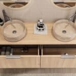 Rundes hängendes Badezimmermöbel 160 cm aus Natureiche mit glatter Front, Eichenholzplatte und beige Marmoroptik-Becken