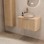Rundes hängendes Badezimmermöbel 80 cm aus Natureiche mit Riffelfront, Eichenholzplatte und beige Marmoroptik-Becken
