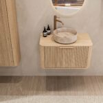 Rundes hängendes Badezimmermöbel 80 cm aus Natureiche mit Riffelfront, Eichenholzplatte und beige Marmoroptik-Becken