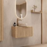 Rundes hängendes Badezimmermöbel 80 cm aus Natureiche mit Riffelfront, Eichenholzplatte und beige Marmoroptik-Becken