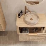 Rundes hängendes Badezimmermöbel 80 cm aus Natureiche mit Riffelfront, Eichenholzplatte und beige Marmoroptik-Becken