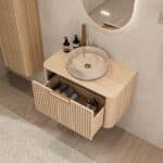 Rundes hängendes Badezimmermöbel 80 cm aus Natureiche mit Riffelfront, Eichenholzplatte und beige Marmoroptik-Becken