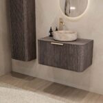 Rundes hängendes Badezimmermöbel 80 cm aus dunkler Eiche mit Riffelfront, Eichenholzplatte und beige Marmoroptik-Becken