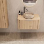 Rundes hängendes Badezimmermöbel 80 cm aus Natureiche mit glatter Front, Eichenholzplatte und beige Marmoroptik-Becken