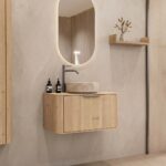 Rundes hängendes Badezimmermöbel 80 cm aus Natureiche mit glatter Front, Eichenholzplatte und beige Marmoroptik-Becken