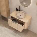 Rundes hängendes Badezimmermöbel 80 cm aus Natureiche mit glatter Front, Eichenholzplatte und beige Marmoroptik-Becken