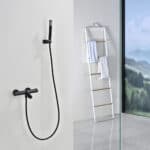 Thermostatische Bad-/Duscharmatur in Schwarz, geliefert als Komplettset mit Handbrause, Brauseschlauch und Wandhalter. Mit 5 Jahren Garantie und in 6 Farben erhältlich. Charakteristisch für die Toscana Serie ist das gedrehte Relief an der Bedienung: ein d