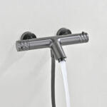 Thermostatische Bad-/Duscharmatur in Black Gun Metal, geliefert als Komplettset mit Handbrause, Brauseschlauch und Wandhalter. Mit 5 Jahren Garantie und in 6 Farben erhältlich. Charakteristisch für die Toscana Serie ist das gedrehte Relief an der Bedienun