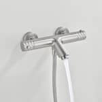 Thermostatische Bad-/Duscharmatur in Gebürstetes Nickel, geliefert als Komplettset mit Handbrause, Brauseschlauch und Wandhalter. Mit 5 Jahren Garantie und in 6 Farben erhältlich. Charakteristisch für die Toscana Serie ist das gedrehte Relief an der Bedie