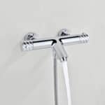 Thermostatische Bad-/Duscharmatur in Chrom, geliefert als Komplettset mit Handbrause, Brauseschlauch und Wandhalter. Mit 5 Jahren Garantie und in 6 Farben erhältlich. Charakteristisch für die Toscana Serie ist das gedrehte Relief an der Bedienung: ein dez