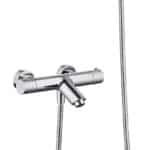 Thermostatische Bad-/Duscharmatur in Chrom, geliefert als Komplettset mit Handbrause, Brauseschlauch und Wandhalter. Mit 5 Jahren Garantie und in 6 Farben erhältlich. Charakteristisch für die Toscana Serie ist das gedrehte Relief an der Bedienung: ein dez