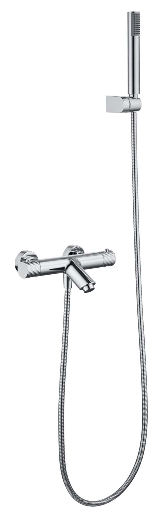 Thermostatische Bad-/Duscharmatur in Chrom, geliefert als Komplettset mit Handbrause, Brauseschlauch und Wandhalter. Mit 5 Jahren Garantie und in 6 Farben erhältlich. Charakteristisch für die Toscana Serie ist das gedrehte Relief an der Bedienung: ein dez