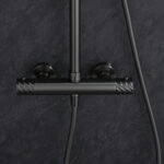 Luxuriöses Aufputz-Duschsystem in Black Gun Metal mit PVD-Beschichtung, thermostatischer Duscharmatur und Kopfbrause Ø20 cm. Inklusive Handbrause. Erhältlich in 6 Farben und mit 5 Jahren Garantie. Charakteristisch für die Toscana Serie ist das gedrehte Re