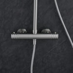 Modernes Aufputz-Duschsystem in gebürstetem Nickel, thermostatischer Duscharmatur und Kopfbrause Ø20 cm. Inklusive Handbrause. Erhältlich in 6 Farben und mit 5 Jahren Garantie. Charakteristisch für die Toscana Serie ist das gedrehte Relief an der Bedienun
