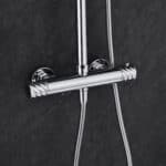 Modernes Aufputz-Duschsystem in Chrom mit thermostatischer Duscharmatur, Kopfbrause Ø20 cm und Handbrause. Erhältlich in 6 Farben und mit 5 Jahren Garantie. Charakteristisch für die Toscana Serie ist das gedrehte Relief an der Bedienung: ein dezentes Must