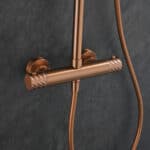Stilvolles Aufputz-Duschsystem in gebürstetem Kupfer mit PVD-Beschichtung, thermostatischer Duscharmatur und Kopfbrause Ø20 cm. Inklusive Handbrause. Erhältlich in 6 Farben und mit 5 Jahren Garantie. Charakteristisch für die Toscana Serie ist das gedrehte