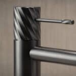 Moderne erhöhte Waschtischarmatur in Black Gun Metal, ideal für Badmöbel mit Aufsatzwaschbecken. Mit langlebiger PVD-Beschichtung. Mit 5 Jahren Garantie und in 6 Farben erhältlich. Charakteristisch für die Toscana Serie ist das gedrehte Relief an der Bedi