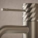 Moderne erhöhte Waschtischarmatur in Gebürstetes Nickel, ideal für Badmöbel mit Aufsatzwaschbecken, als Komplettset inklusive passendem Click-Clack-Verschluss Der Click-Clack-Verschluss lässt sich durch Drücken einfach öffnen und schließen. Mit 5 Jahren G