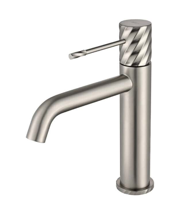 Moderne niedrige Waschtischarmatur in Gebürstetes Nickel, passend für Badmöbel mit Waschtisch, als Komplettset inklusive passendem Click-Clack-Verschluss Der Click-Clack-Verschluss lässt sich durch Drücken einfach öffnen und schließen. Mit 5 Jahren Garant