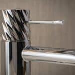 Moderne erhöhte Waschtischarmatur in Chrom, ideal für Badmöbel mit Aufsatzwaschbecken, als Komplettset inklusive passendem Click-Clack-Verschluss. Der Click-Clack-Verschluss lässt sich durch Drücken einfach öffnen und schließen. Mit 5 Jahren Garantie und