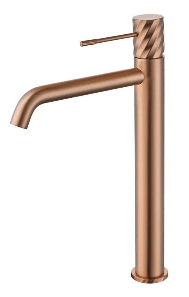 Moderne erhöhte Waschtischarmatur in Gebürstetes Kupfer, ideal für Badmöbel mit Aufsatzwaschbecken. Mit langlebiger PVD-Beschichtung. Mit 5 Jahren Garantie und in 6 Farben erhältlich. Charakteristisch für die Toscana Serie ist das gedrehte Relief an der B