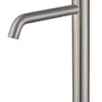 Moderne erhöhte Waschtischarmatur in Gebürstetes Nickel, ideal für Badmöbel mit Aufsatzwaschbecken. Mit 5 Jahren Garantie und in 6 Farben erhältlich. Charakteristisch für die Toscana Serie ist das gedrehte Relief an der Bedienung: ein dezentes Muster, das